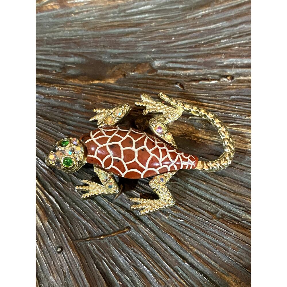 VINTAGE GOLD TONE ENAMEL AURORA BOREALIS GLASS LIZARD BROOCH